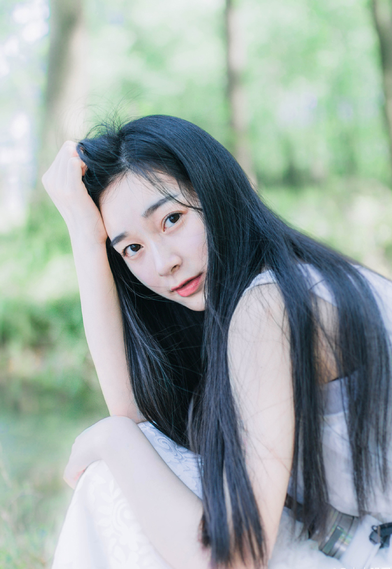 曾经在某一个瞬间，我们以为自己长大了，有一天，我们终于发现，长大的含义除了欲望还有勇气和坚强，以及某种必须的牺牲。